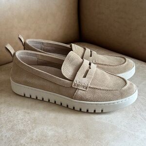Vionic Women's Uptown Loafer Sand Suede 9 Wide NWOB Casual Fall Classic Travel
